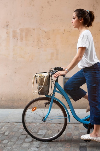 Jolie femme utilisant un moyen écologique pour le transport