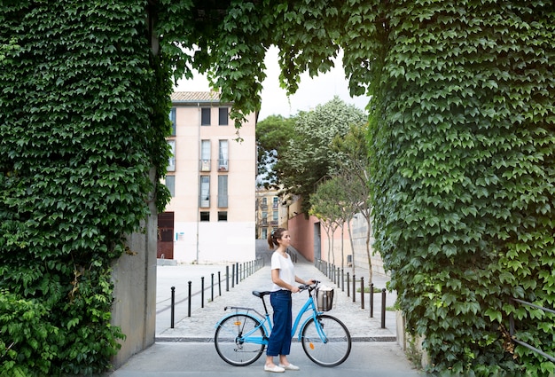 Jolie femme utilisant un moyen écologique pour le transport