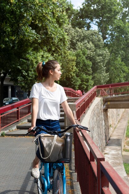 Jolie femme utilisant un moyen écologique pour le transport