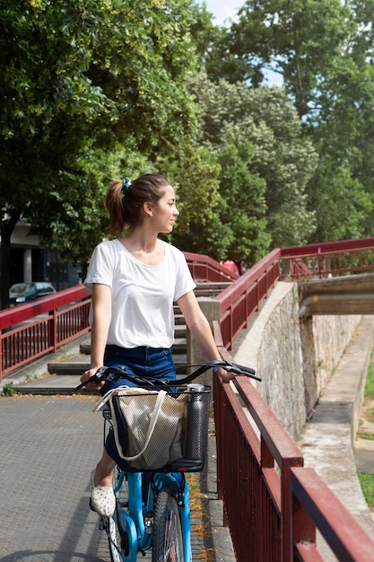 Jolie femme utilisant un moyen écologique pour le transport