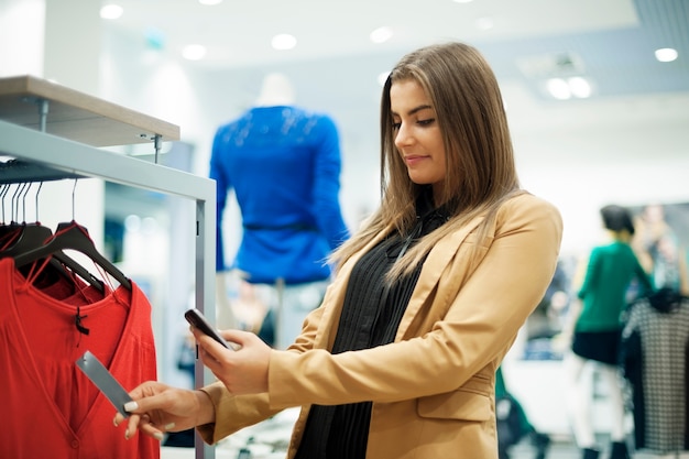 Jolie Femme Vérifiant Le Code à Barres Dans Le Centre Commercial