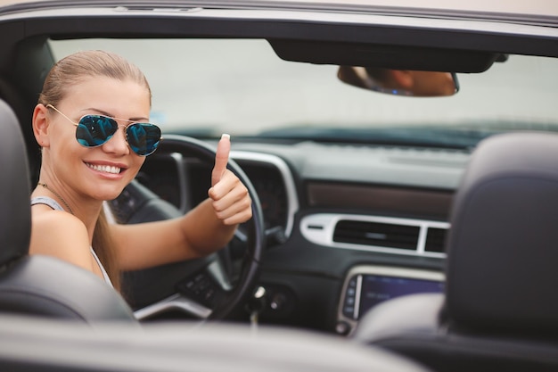 Jolie Femme En Voiture