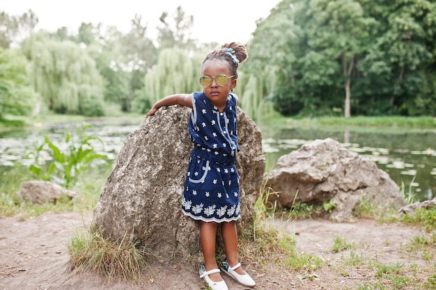 Photo gratuite jolie fille afro-américaine à lunettes de soleil