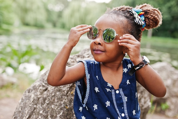 Jolie fille afro-américaine à lunettes de soleil