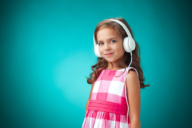 Jolie Fille à L'aide D'un Casque Blanc