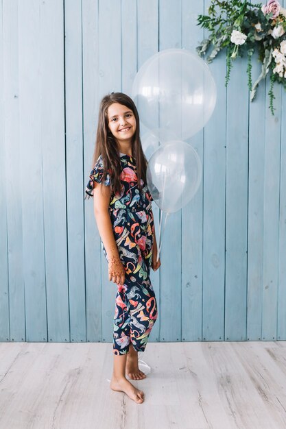 Jolie fille avec des ballons à la fête d&#39;anniversaire