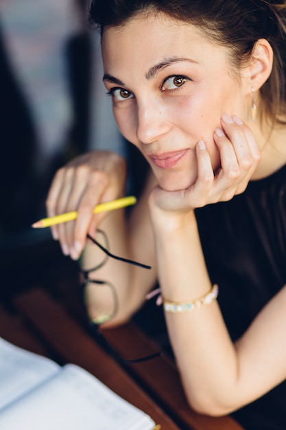 Photo gratuite jolie fille avec un bloc-notes