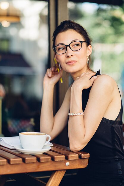 Jolie fille avec un bloc-notes