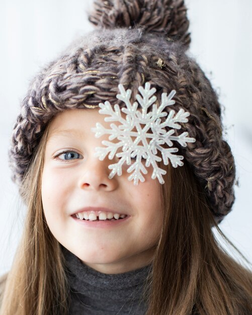 Jolie fille blonde avec un flocon de neige sur les yeux