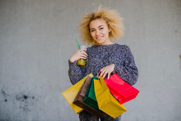 Photo gratuite jolie fille avec des boissons et des achats