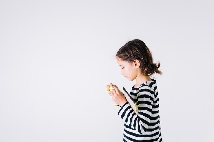 Photo gratuit jolie fille avec carnet et boule de papier