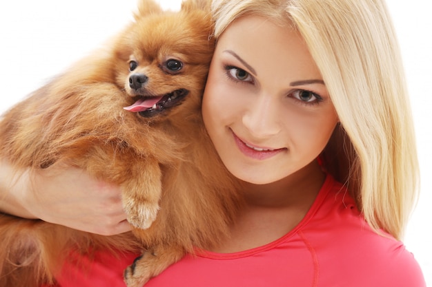 Jolie fille avec un chien