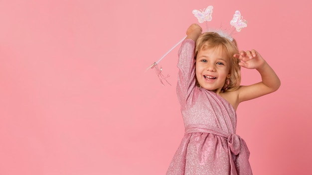 Photo gratuite jolie fille avec costume de fée et baguette