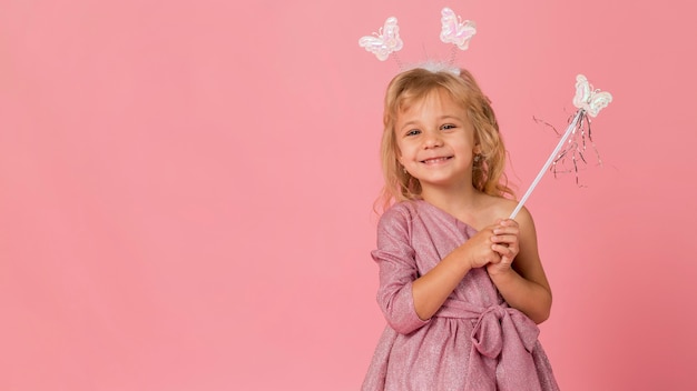 Jolie fille avec costume de fée et espace copie