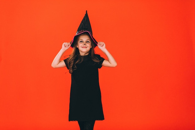 Jolie fille en costume d'halloween en studio