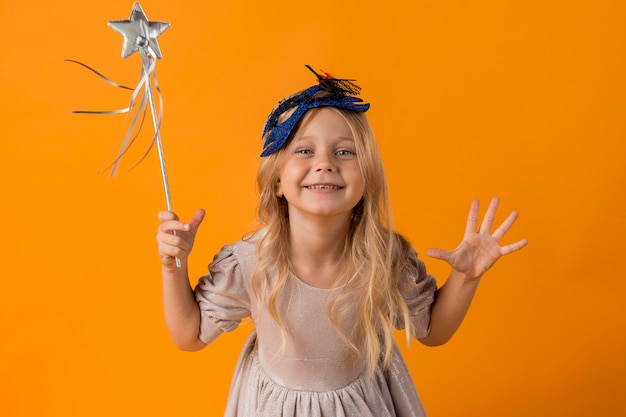 Jolie fille avec costume et masque