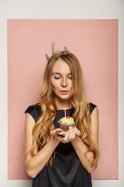 Jolie fille avec une couronne et un cupcake