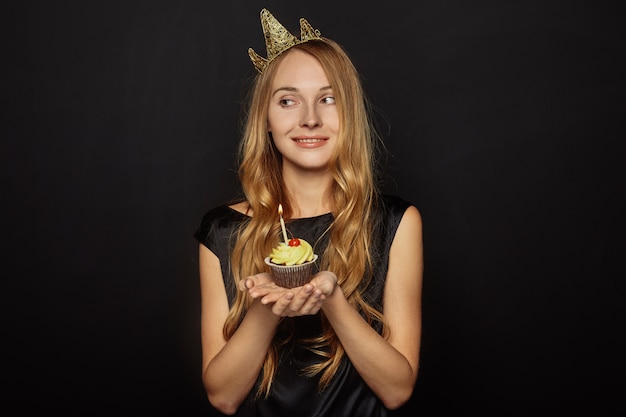 Jolie fille avec une couronne et un cupcake