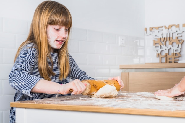 Jolie fille cuisine dans la cuisine