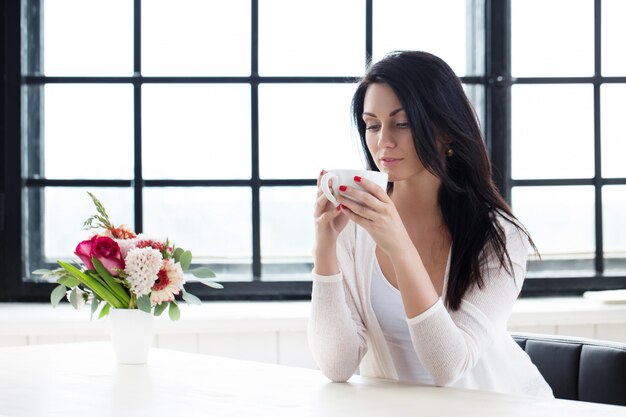 Jolie fille avec du café