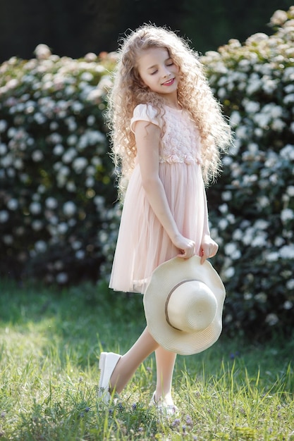 jolie fille enfant en plein air