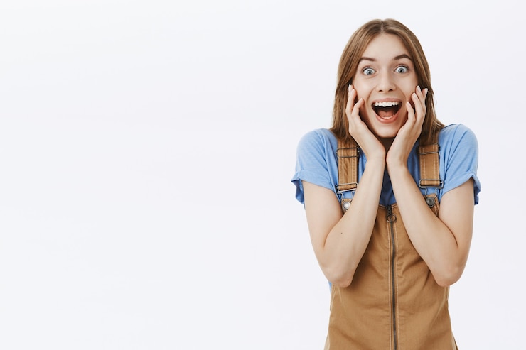 Photo gratuit une jolie fille excitée et surprise voit une offre impressionnante, réagissant étonnée et heureuse