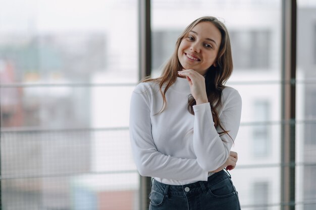 Jolie fille sur la fenêtre montre différentes émotions et humeur.