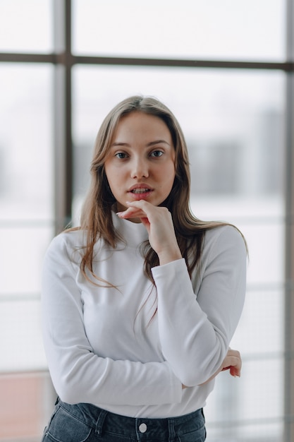 Jolie fille sur la fenêtre montre différentes émotions et humeur.