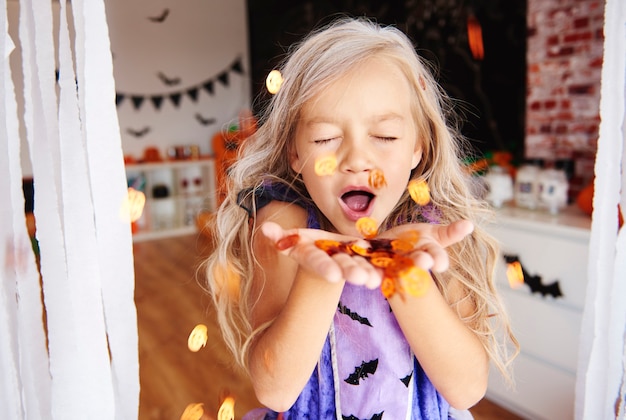 Jolie fille à la fête d'halloween