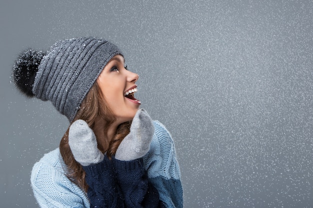 Photo gratuite jolie fille avec des flocons de neige s'amuser