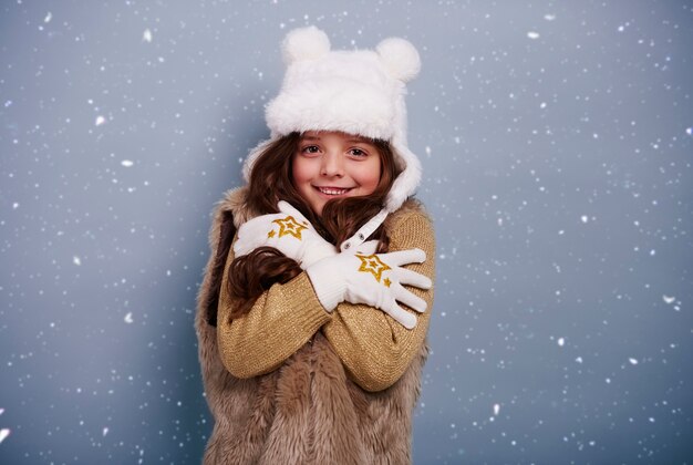 Jolie fille frissonnant de froid