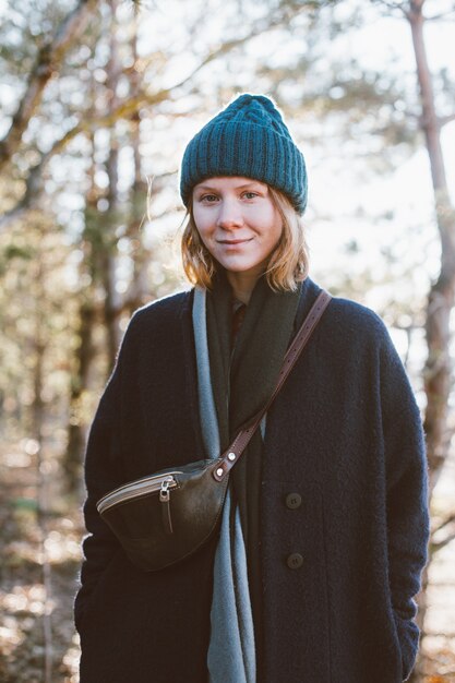 Jolie fille en hipster regarde à l'extérieur dans la forêt