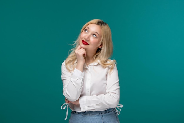 Jolie fille jeune jolie fille blonde dans une chemise blanche levant les yeux et pensant à quelque chose