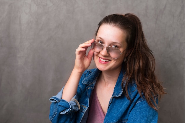 Photo gratuite jolie fille avec des lunettes souriant