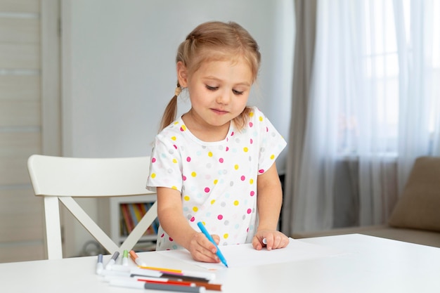 Jolie fille à la maison dessin