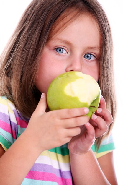 Jolie fille mange une pomme