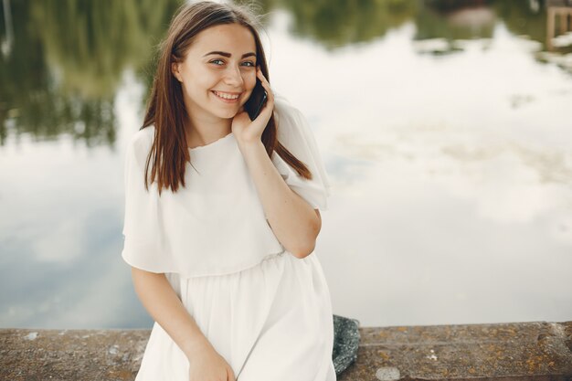 Jolie fille marchant dans un parc d&#39;été