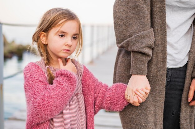 Jolie fille et mère se tenant la main