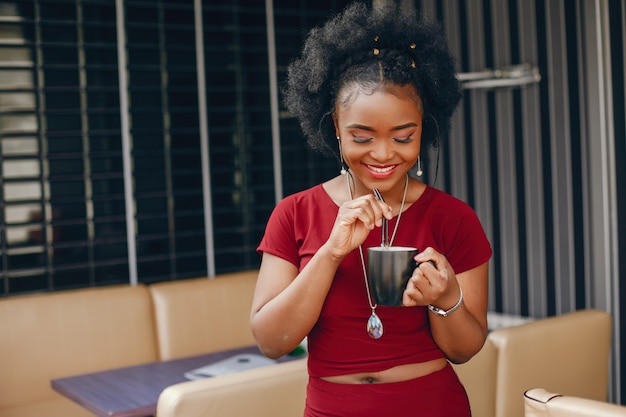 Photo gratuite jolie fille noire dans un café