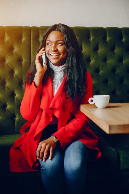 jolie fille noire dans un café