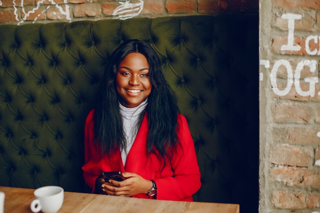 jolie fille noire dans un café