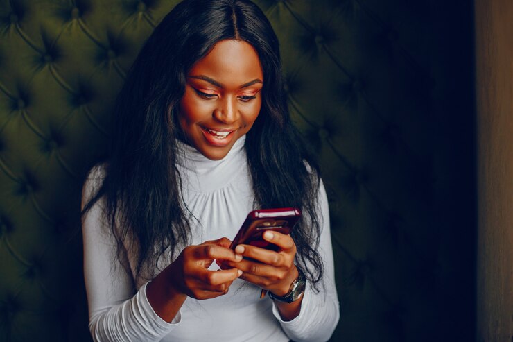 Photo gratuit jolie fille noire dans un café