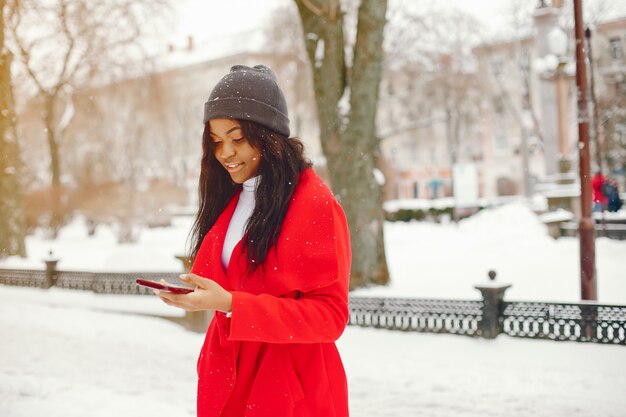 jolie fille noire en hiver