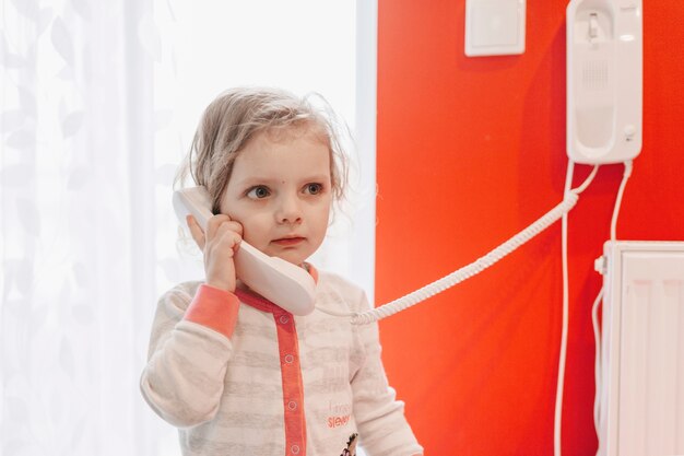 Jolie fille parlant au téléphone