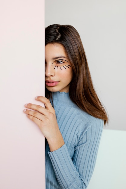 Jolie fille avec de la peinture pour le visage