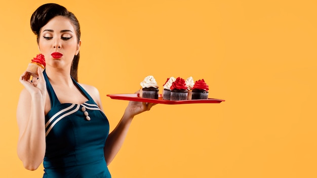 Jolie fille pin-up dans la cuisine