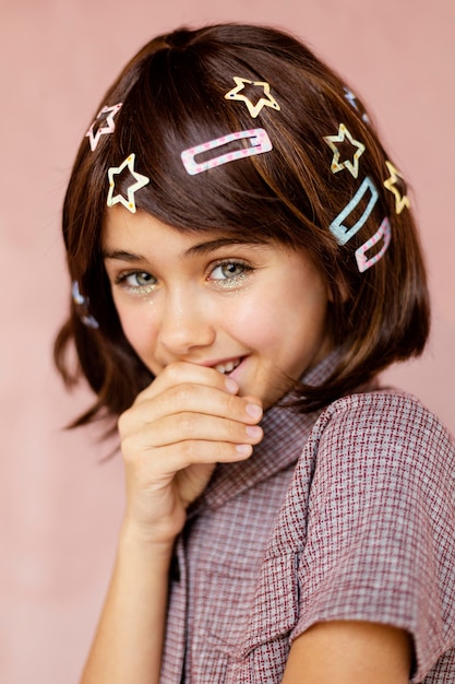 Jolie fille avec des pinces à cheveux