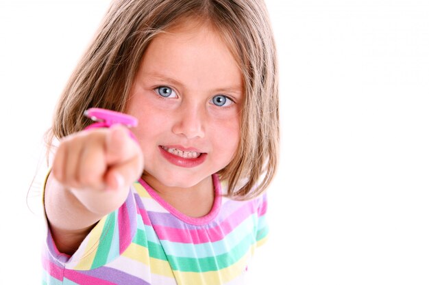 Jolie fille pointant à l'avant