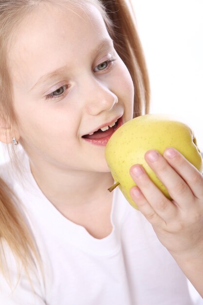 Jolie fille avec pomme fraîche