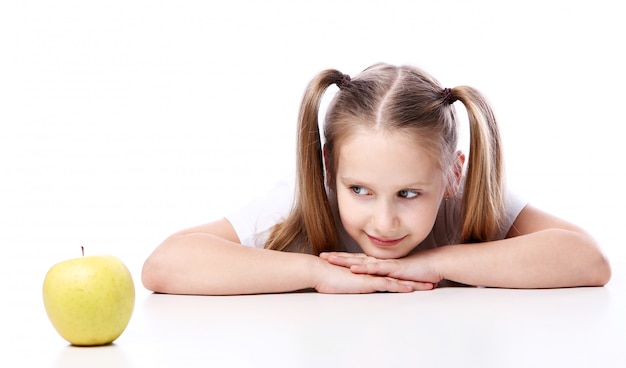 Jolie fille avec pomme fraîche